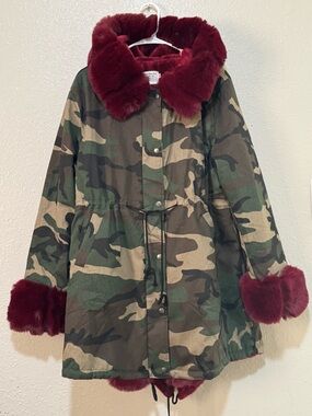 Womens Sz. Large Green Military Camo Hooded Lined Burgundy Fur Trim Parka Coat